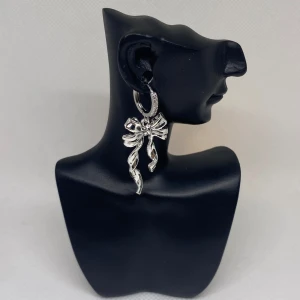 Bow earrings🎀 - Supergulliga handgjorda örhängen😊💕90kr/paret