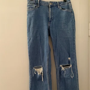 Jeans med hål på knäna - Jeans från H&M. Ganska välanvända men i bra skick.