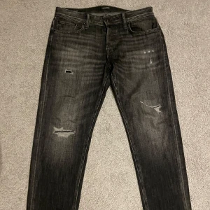 Ripped jeans från Jack and jones - Sköna jeans och bra! Dom är i modellen Mike. Svarta med slitningar på och nästan nya!