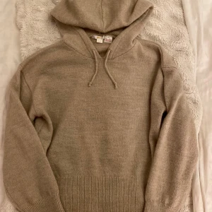 Beige hoodie från Gina Tricot - Superrr mysig stickad beige hoodie från Gina Tricot i mjukt material. ❗️Säljs inte längre❗️Perfekt för kyliga dagar nu i vinter med bekväma passform och luva. Ribbstickad nederkant och ärmslut ger en stilren look. Älskarrr den, dock bara använd 2-3 ggr i sommar💗