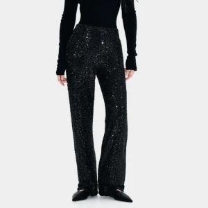 Trendiga glitter byxor - Säljer dessa sjukt snygga glitter byxor, passar perfekt till nyår och andra festliga tillställningar🪩🥰Helt nya med prislapp!! Storlek XS men passar S, helt slutsålda!!