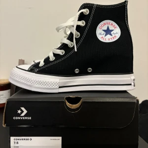 Converse - Helt nya Converse, aldrig använda. Säljes på grund av fel storlek. Storlek 38.                                        Modell: Converse Chuck Taylor All Star Wedge Hi.