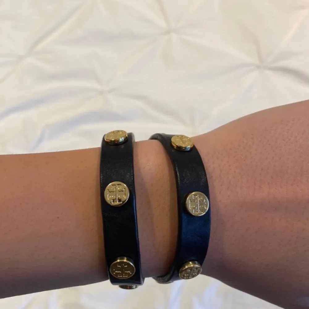 Läder armband med guldplätterade detaljer av Tory Burch.. Asusteet.