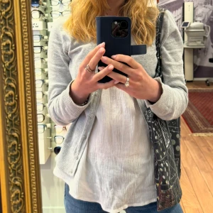 Grå kofta  - Grå kofta i bra skick💕 Pris går att diskutera, skriv för fler bilder. XS-S