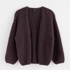 Vinröd kofta från Lindex - Säljer en ny mysig vinröd/mörklila kofta från Lindex. Den har en öppen design utan knappar och är tillverkad i ett fluffigt material som ger en varm känsla. Perfekt för kyliga dagar! 