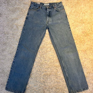 Blå jeans från Just Junkies - Blå jeans ifrån Just Junkies som knappt är änvända och som är i väldigt bra skick. Storleken är 31/34 och har en lös passform.