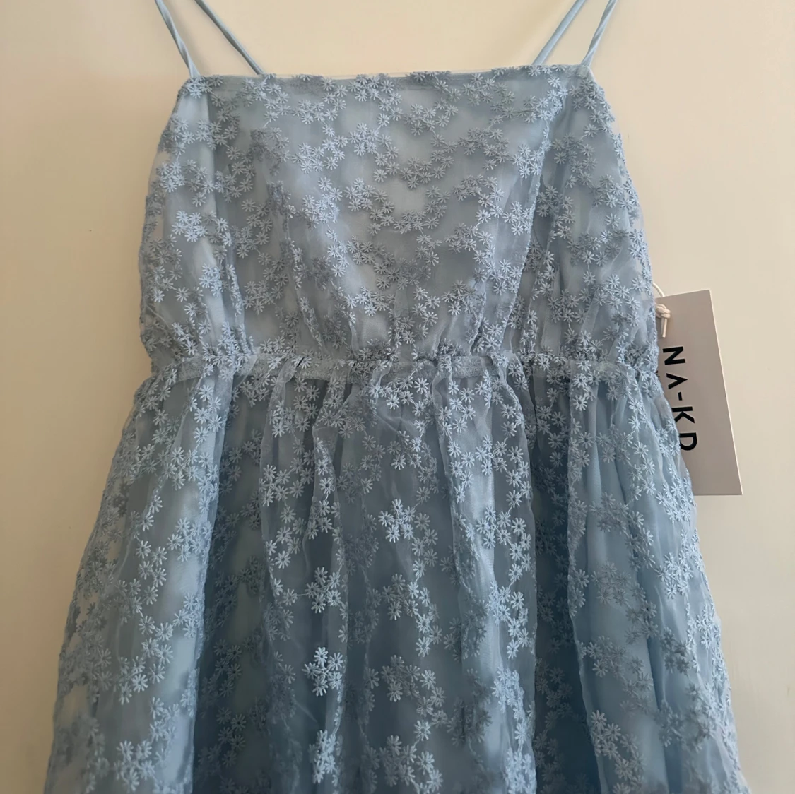 Ljusblå långklänning från NA-KD med prislappen kvar - 93