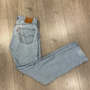 Ljusblå jeans från Levi's - Storlek W32 L34, Hör av dig om du vill ha fler bilder!