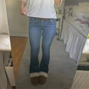 Lågmidjade blå levis jeans  - Säljer dessa super snygga Lågmidjade blå Levis jeansen då dem tyvärr var försmå för mig, köpa här på Plick. Jeansen är i storlek s. Kontakta mig för mer information och bilder. (Lånad bild från förra ägaren)☺️