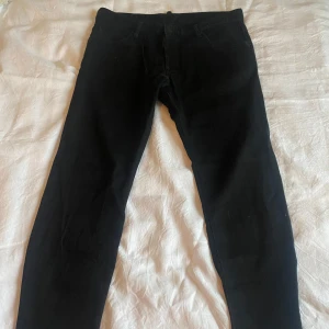 Svarta jeans från Dsquared2 - Snygga svarta jeans från Dsquared2 med en klassisk design. De har en slim passform och är tillverkade i ett bekvämt material. Perfekta för en stilren look.