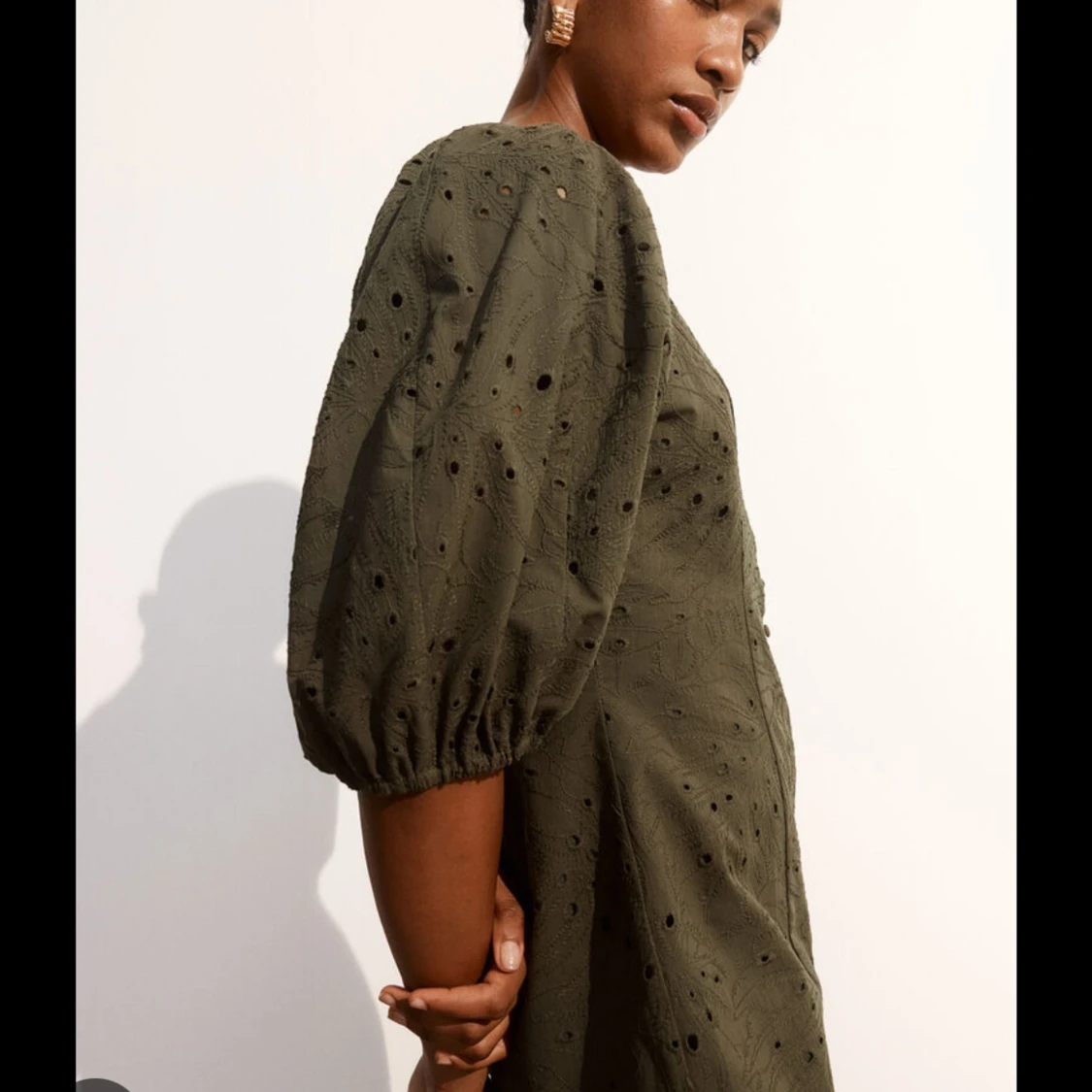 Olivgrön klänning med puffärmar - 91