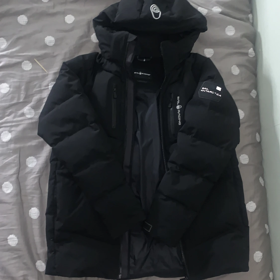 Svart dunjacka från Sail Racing