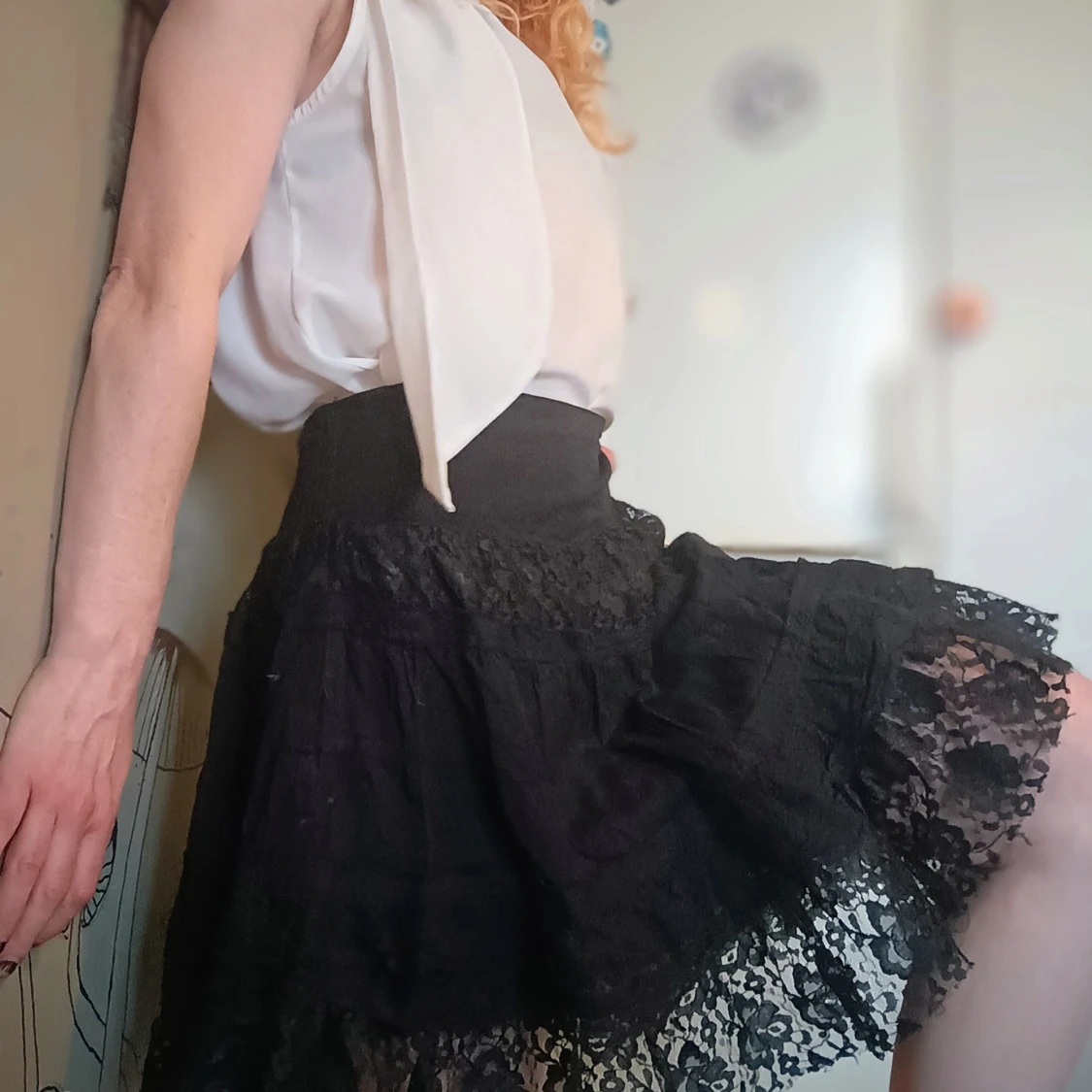 Svart kjol med spetsdetaljer - 2