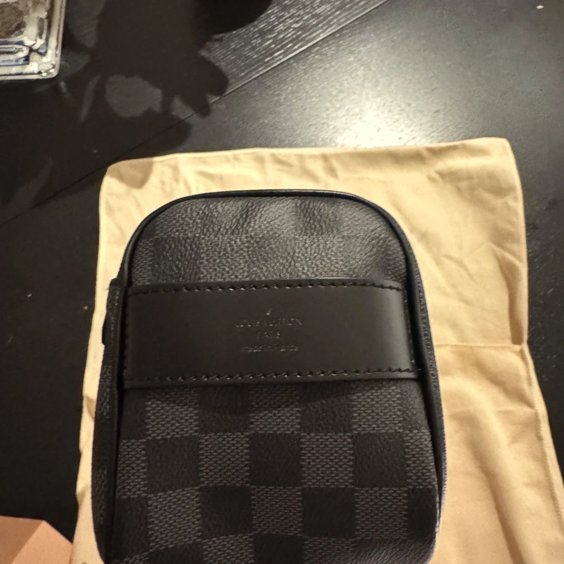 Rutig axelväska från Louis Vuitton - 92