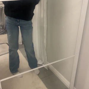 Blå jeans - Snygga blå jeans, (lika som dom grå som ligger precis under denna annons på min profil) storlek 32, knappt använda (typ 7 gånger) inget täcken på slitage🤍