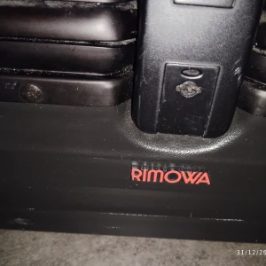 Rimowa Beauty Box  - Rimowa Beauty Box i superbra skick! Lite små märken här och där, men inget som stör. !!Obs! Spegeln och mittenavdelningen saknas, men perfekt om du vill styla den på ditt eget sätt. Fortfarande lika snygg och ikonisk som alltid – en dröm för resor eller vardagslyx!