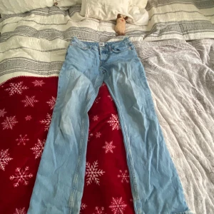Icon jeans - Säljer ett par ljusa jeans från Lager 157 i modellen icon, mycket slitage nere vid fötterna men annars har jag inte sett några andra defekter. Säljer på grund av att jag har för mycket kläder💔 Skriv om du har några funderingar! (Pris går att diskutera)