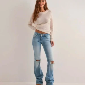 Nelly jeans med slitningar - Snygga ljusblå bootcut jeans med slitningar på knäna. De har en låg midja och klassisk femficksdesign. Använda fåtal gånger💕 original pris 699kr, tryck inte på köp nu utan att kontakta