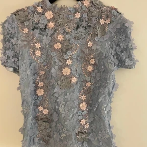 Blommig topp Ida Sjöstedt 🤍 - Säljer den här blommiga blusen från Ida Sjöstedt som är använd sparsamt så den har inga defekter. Så fin till en kjol på sommaren 🤍Passar storlek XS/S. Skriv för frågor ❤️‍🔥❤️‍🔥