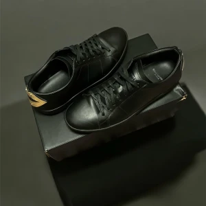 Yves saint laurent skor  - Säljer dessa riktigt feta Saint laurent skor. Riktigt sällsynt modell som inte tillverkas längre. Kan tänka mig att gå ner i pris vid snabb affär! Hör av dig vid frågor!