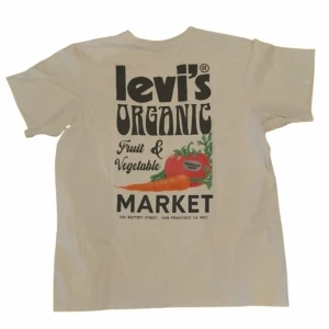 Levi's Tshirt - Coolt tryck på ryggen, inga defekter. Off-white färg. Storlek S men men passar som M (på tjejer) 100% bomull. 62cm nerifrån & upp på tröjan. 47cm rakt över bröstet.