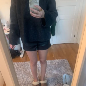 Svarta skinnshorts  - Assnygga skinnshorts från zara! Perfekta nu på vintern med en stickad tröja och strumpbyxor. Endast använda några få gånger. Nypris runt 450kr💞💞