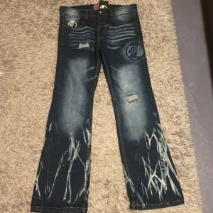 Lukamachain New jeans Blue size M - Köpta från Lukamachain för runt 900. Aldrig använt byxorna eftersom de sitter alldeles för tajt. Rekommenderar byxorna om du normalt har size s eller xs på jeans. Passar både tjejer och killar. Kan mötas upp