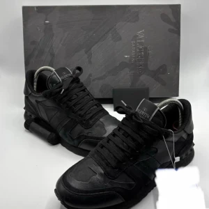 Valentino rockrunners  - Valentino Rockrunner Skor | Detta är marknadens fetaste, populäraste & mest eftertraktade sko nu inför vintern & hösten! | Skick 9.5/10, EXTREMT bra, nästan aldrig använda! | Storlek 39, men passar 40-40,5 då de är lite större i storleken enligt oss | ALLT OG - box, autenticitet kort & extra snören medföljer | Priset är alltid diskuterbart vid snabb affär! | Nypris 8000kr | Hör gärna av dig vid minsta möjliga fråga eller fundering så svarar vi med glädje! |  / GardeGrisch - Registrerat företag 😄