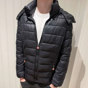 Svart colmar jacka  - Riktigt snygg colmar jacka i bra skick, inga defekter vad jag märkt, passar ca XS/S. Modellen på bilden är 179. Hör av dig vd minsta fundering(9)