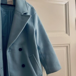 otrolig kappa från Bershka - Världens finaste kappa som tyvärr inte kommer till användning längre och behöver ny kärlek någon annanstans 💙 den har använts och har lite naturliga slitningar som en älskad kappa får, drar naturligtvis en extra tvätt innan den skickas till nästa älskare ⚡️