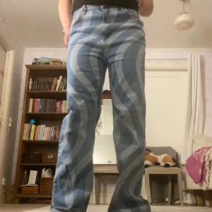 mönstrade jeans - Jeans från na-kd. Medelhög midja. Unikt mönster. Säljs inte längre. Hör av er för fler bilder💕