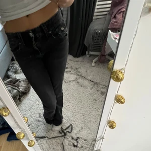 Svarta jeans - Snygga svarta jeans från gina knappt använda. Kan sänka pris vid snabb affär. 