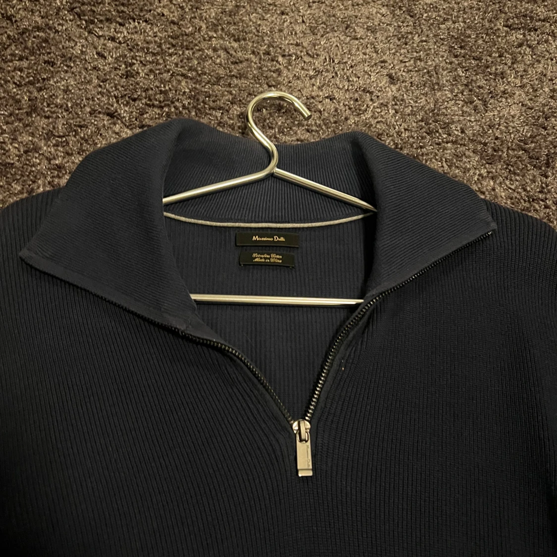 Mörkblå tröja med dragkedja från Massimo dutti. - 90