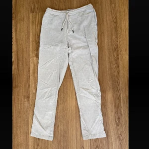 Linnebyxor S 9/10 - Superfrächa linnebyxor från Dressman i storlek S. Skick 9/10 då de knappt är använda och har inga tecken på användning. Nypris 499kr, Pris kan diskuteras. 😁
