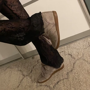 Isabel marant liknande skor  - Isabel marant liknande skor i storlek 38 | Priset är 600 kronor men diskuterbart | Fraktar via PostNord eller instabox på köparens bekostnad | Hör gärna av er vid frågor eller funderingar! 