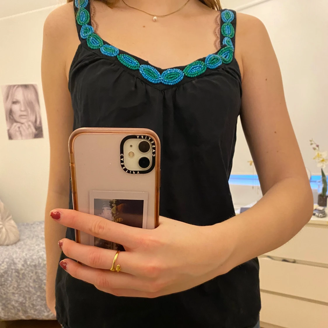 svart topp med fina detaljer 