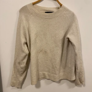 Beige tröja från Vero Moda - Köpte för 400 sälkjer för 160.. har några få fläckar men går säkert bort i tvätten har inte testat tvätta bort fläckarna innan jag tog bilden!!