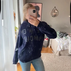 Mörkblå hoodie med glittrig text - Säljer en mörkblå hoodie med glittrig texten ”Le m’en amour” 💙🌟Hoodien har en avslappnad passform och långa ärmar