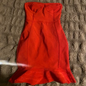 Prettylittlethings red bodycon dress - Använt 1 gång storlek XS