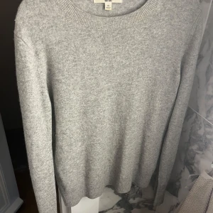 Grå kashmirtröja från Uniqlo - Säljer denna ljusgrå jätte fina 100% cashmere tröjan från uniqlo. Tröjan är i fint skick och inga defekter finns. 🩷