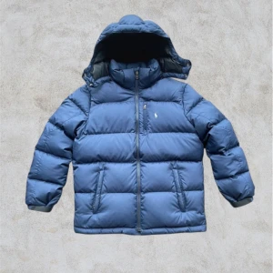 Blå Ralph Lauren jacka  - Blå Ralph Lauren jacka. Barnstorlek L, skulle säga att den passar herr storlek XS för herr och för dam S!