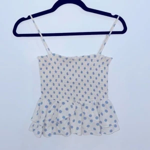 Zara kjol/topp - Säljer denna kjol/topp ifrån zara, den är i strl M men passar mig med xxs och xs❣️den kan andvändas som både kjol och topp! ‼️min har inga band‼️