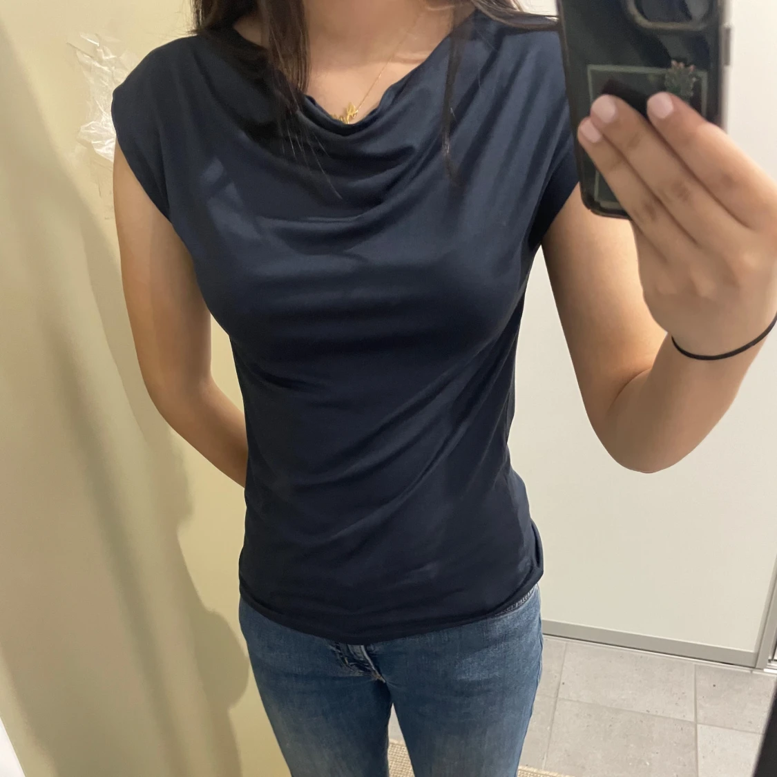 Mörk blå topp med draperad hals