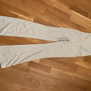 Grå byxor från H&M - Snygga grå byxor från H&M i mjukt material. 