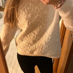 Vit stickad tröja med mönster - Såå fin tröja🤍🤍🤍