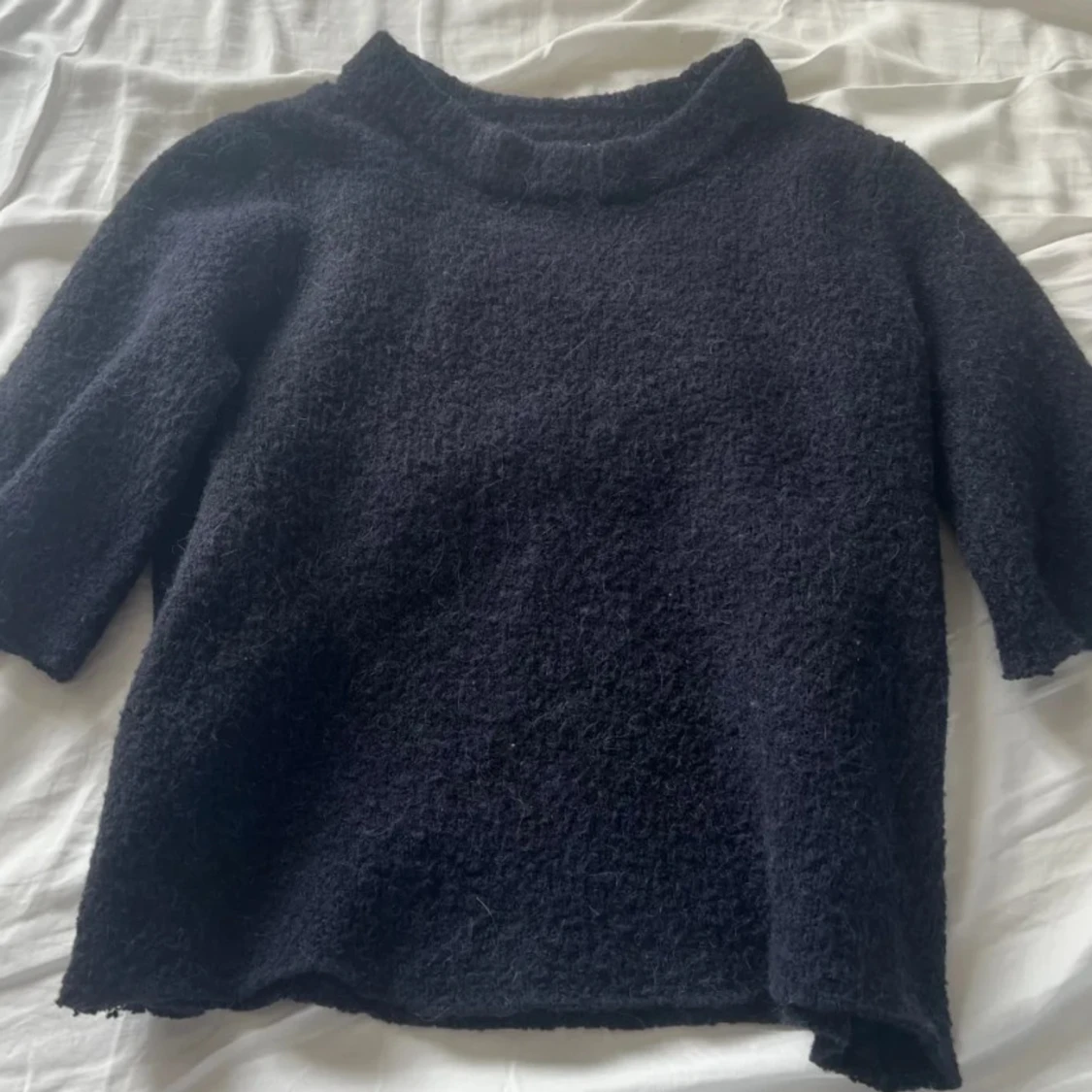 Mörkblå stickad tröja