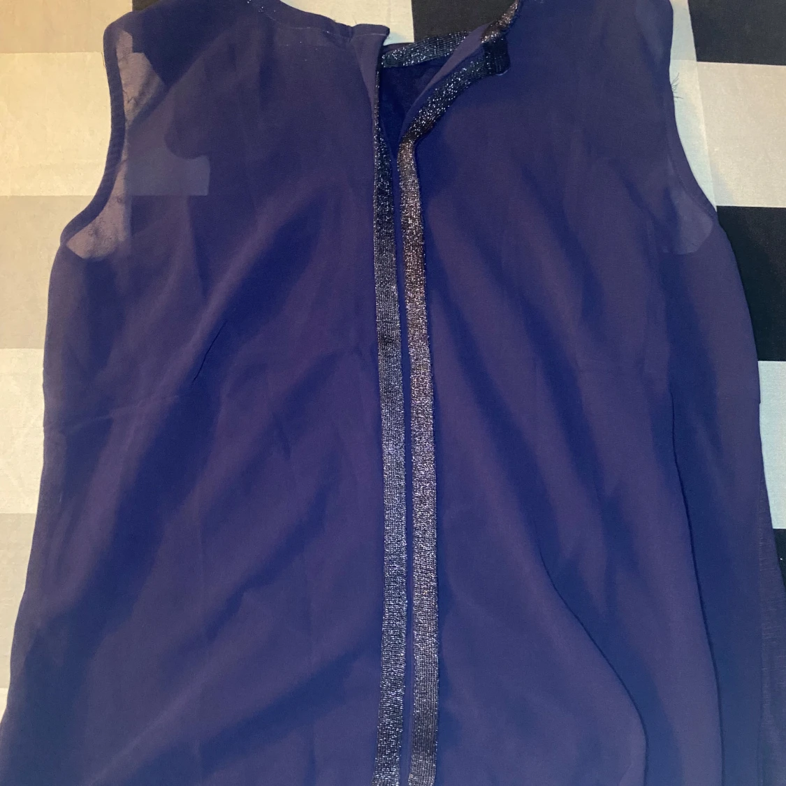 Mörkblå ärmlös blus med glittrig detalj - 92