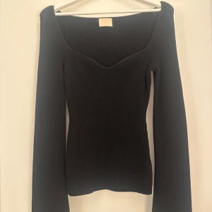 Svart ribbad offshoulder topp från H&M - Använd en gång  Normal i storleken  