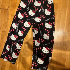 Svarta Hello Kitty mjukisbyxor - Mysiga svarta mjukisbyxor med Hello Kitty på. Tyvärr så står det ingen storlek på byxorna men passar mig som har ungefär 30.❤️är inte heller säkra på var de är köpta.