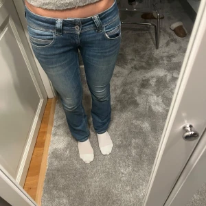 Blå pepe jeans  - Säljer mina fina pepe jeans eftersom jag aldrig får användning av dom längre. De är lågmidjade, har en lite urtvättad framsida och bakfickorna har fina detaljer. Original priset var 1199 kr. 